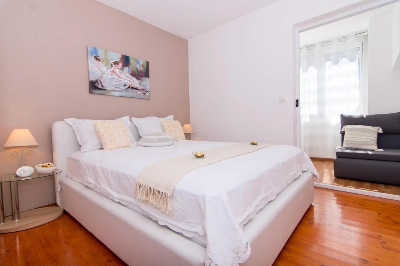 Apartmani Kristina Seget Vranjica 0*,