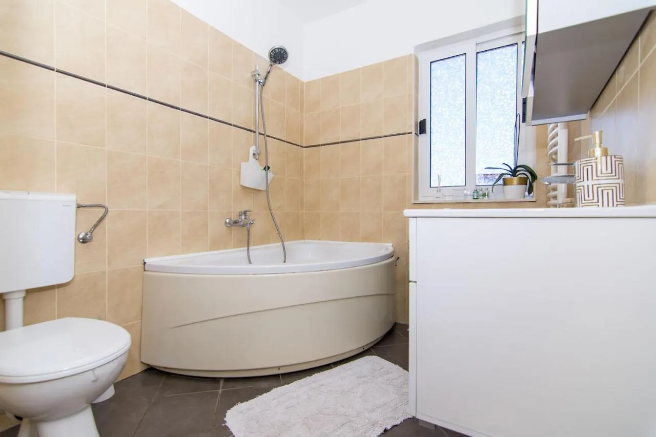 Apartmani Kristina Seget Vranjica 0*,